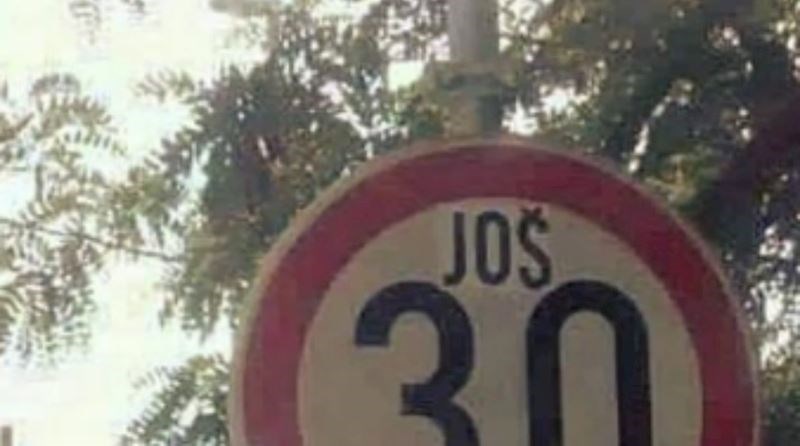 Netko je na prometni znak dopisao urnebesan komentar, fotka je nasmijala cijelu regiju