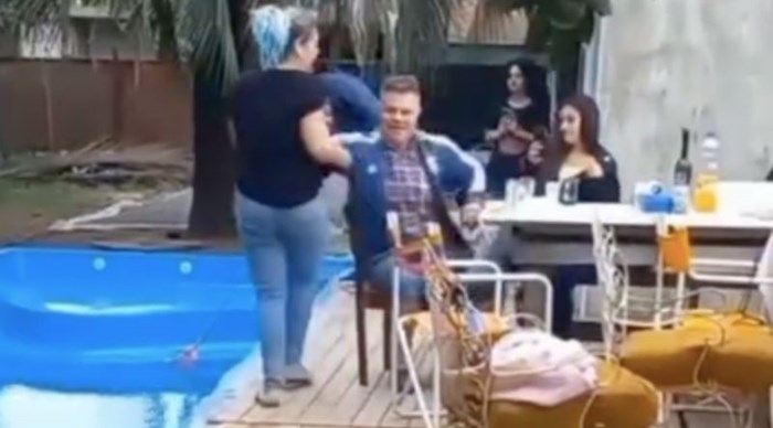 Tip je htio baciti odjevenu ženu u bazen, ali karma je imala drugačije planove. Snimka je urnebesna!