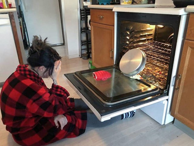 12. Htjela je ispeći pitu. Na kraju smo večerali pizzu i njezine suze.