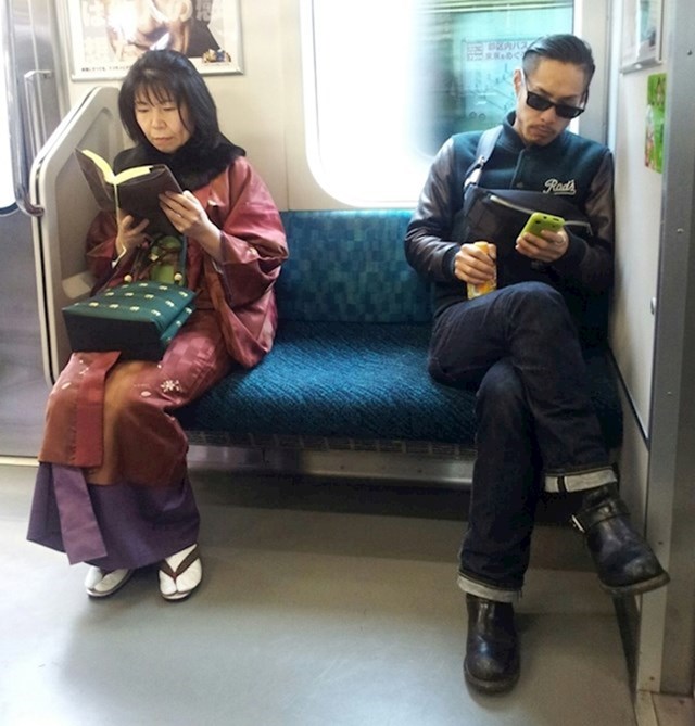 12. Japan je pravi spoj modernog i tradicionalnog. Što ova fotografija savršeno prikazuje.