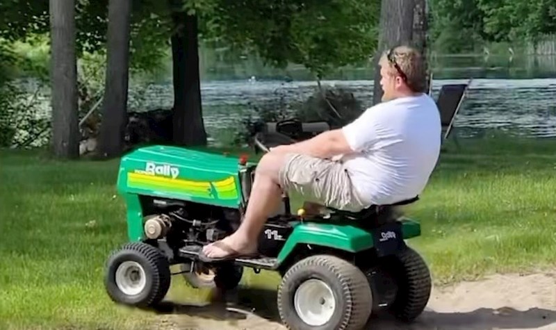 Tip je pokazivao djeci kako koristiti kosilicu i izgubio kontrolu, snimka je nasmijala cijeli svijet