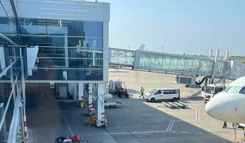 Fotka detalja iz beogradske zračne luke teški je hit na Fejsu, odmah ćete vidjeti zašto