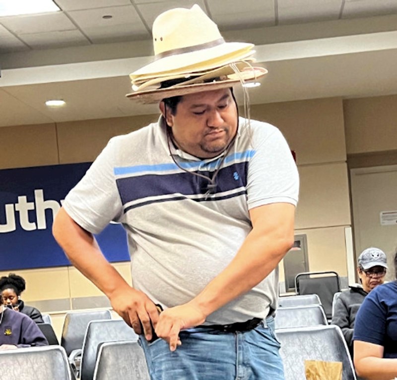 1. Jedan šešir nije mu dovoljan