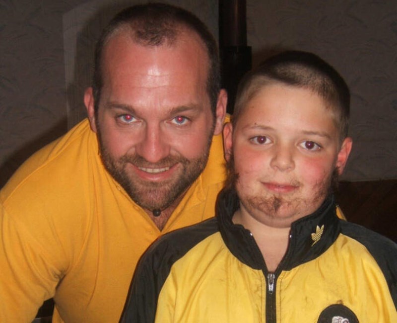 2. Htio je imati bradu kao tata pa su mu nakon šišanja zalijepili malo kose na lice