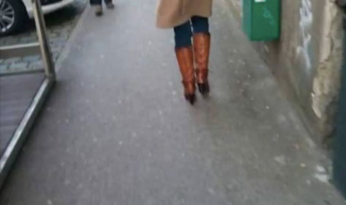 Netko je nasred ulice primijetio ženu s bizarnim detaljem na kaputu, prizor je odmah postao hit