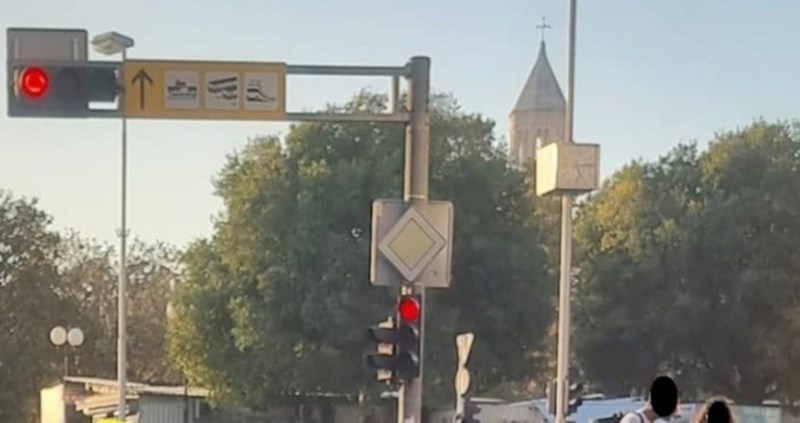 Netko je na semaforu u Splitu snimio uznemirujuć prizor, nećete vjerovati kad vidite što tip radi