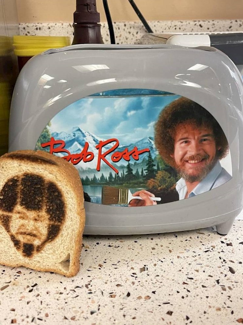 8. "Netko je u čajnu kuhinju na poslu donio Bob Ross toster koji izbacuje tost s njegovim likom. Genijalno!!"