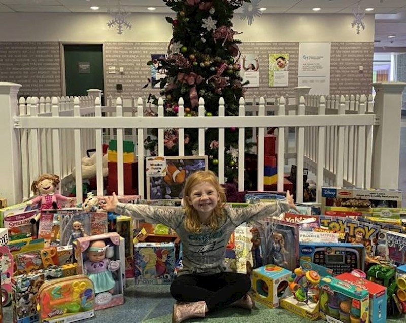 6. Djevojčica prikuplja poklone za djecu koja će Božić provesti u bolnici