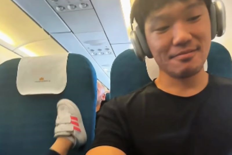 Tip je dobio najgore sjedalo i suputnike u avionu, cijeli internet divi se njegovoj mirnoj reakciji