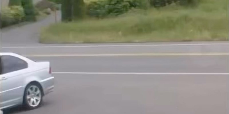 Snimka starijeg čovjeka koji ulazi u auto totalni je hit na Instagramu, odmah ćete vidjeti zašto