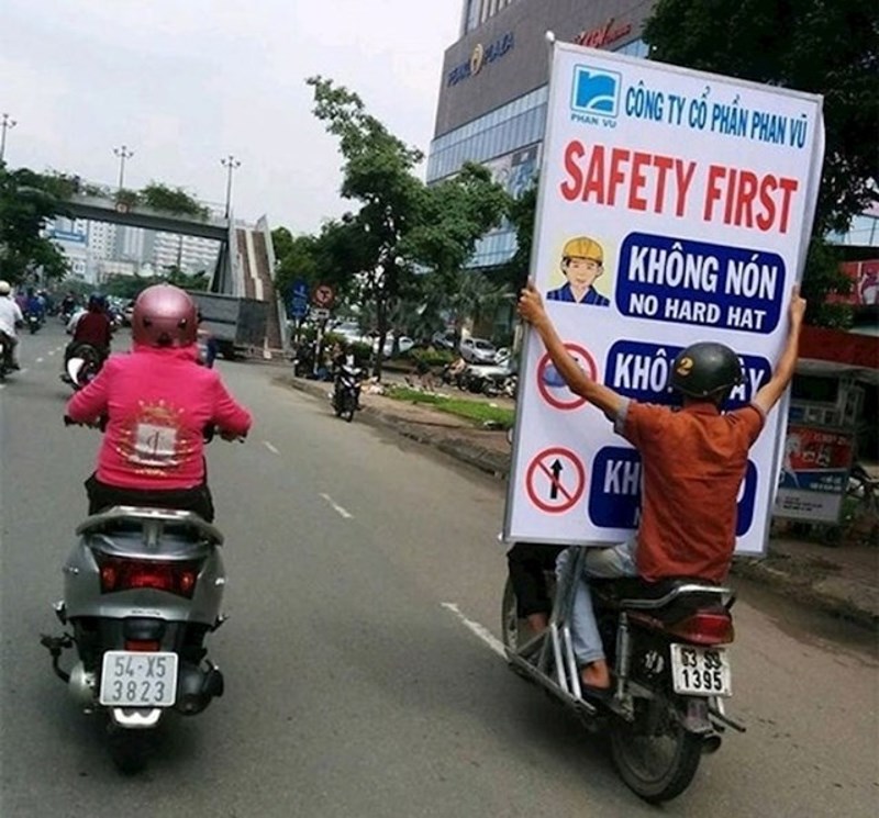 3. Nosi tablu na kojoj piše "sigurnost na prvom mjestu". Ironično.