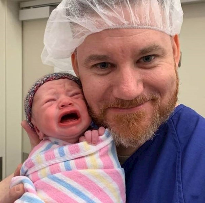 15. Nakon 8 godina bezuspješnih pokušaja i nekoliko spontanih pobačaja, on i njegova žena konačno su postali roditelji.