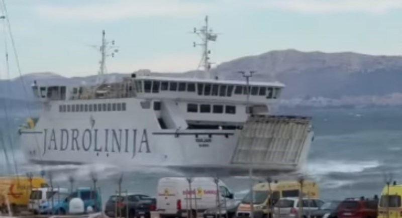 Dramatična snimka uplovljavanja trajekta u supetarsku luku hit je na mrežama, morate vidjeti