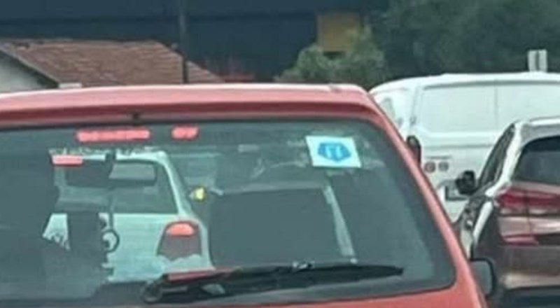 Tip je natpisom na svojem autu nasmijao, ali i naljutio druge vozače. Fotka je hit!