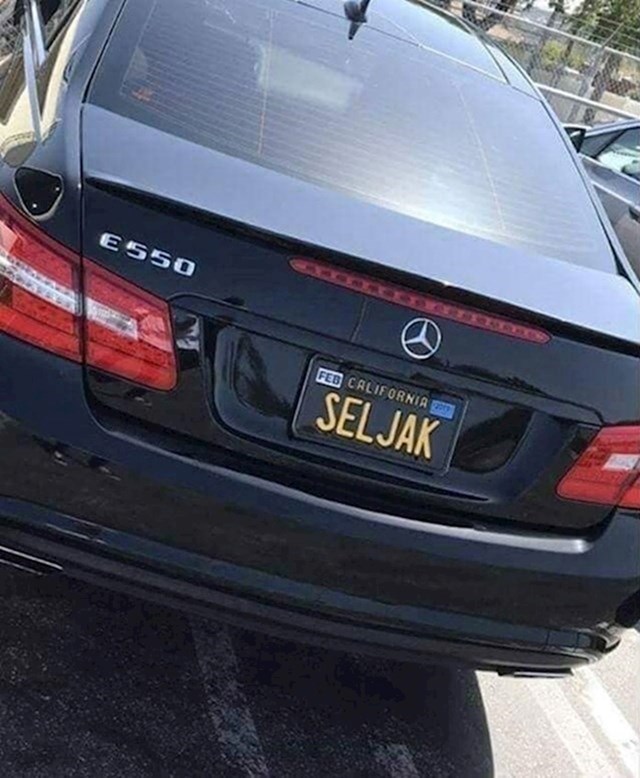 #1 Evo što mu piše na tablicama: