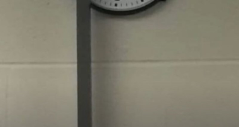 Netko je u jednoj učionici krivo postavio sat, domar je riješio problem na urnebesan način