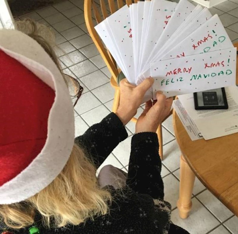 10. Moja mama svake godine za Božić nepoznatim ljudima poklanja kuverte s 20 dolara.