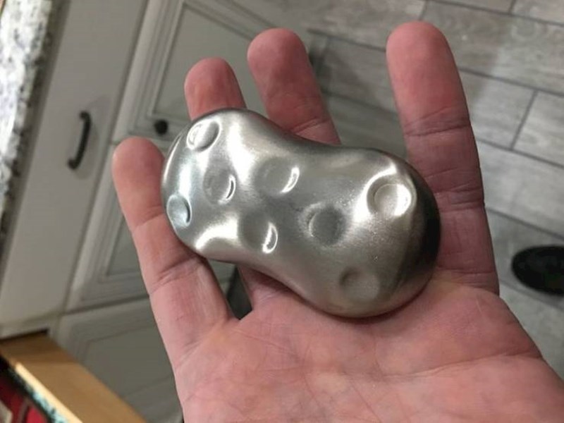 Aluminijska pločica koju koristite kao sapun za uklanjanje mirisa luka s ruku