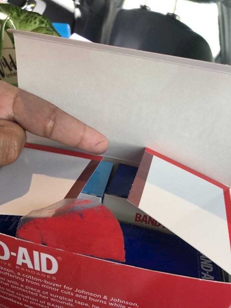 2. Porezao sam se dok sam otvarao kutiju flastera