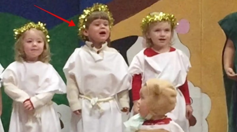 Urnebesna snimka s dječje predstave obišla je cijeli svijet, morate čuti kako ovaj dječak pjeva