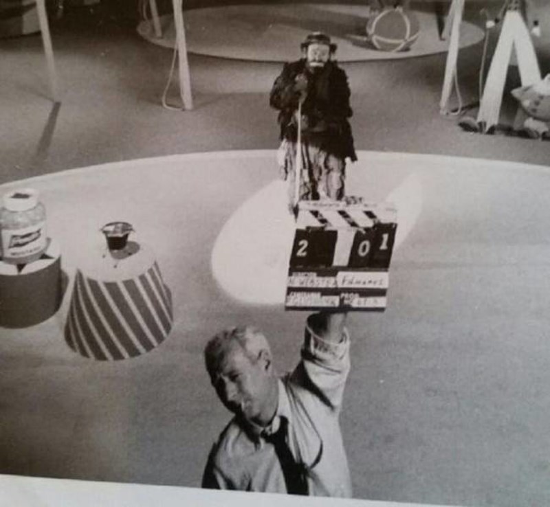 8. Moj tata na setu režira reklamu s poznatim tužnim klaunom, Emmetom Kellyjem.