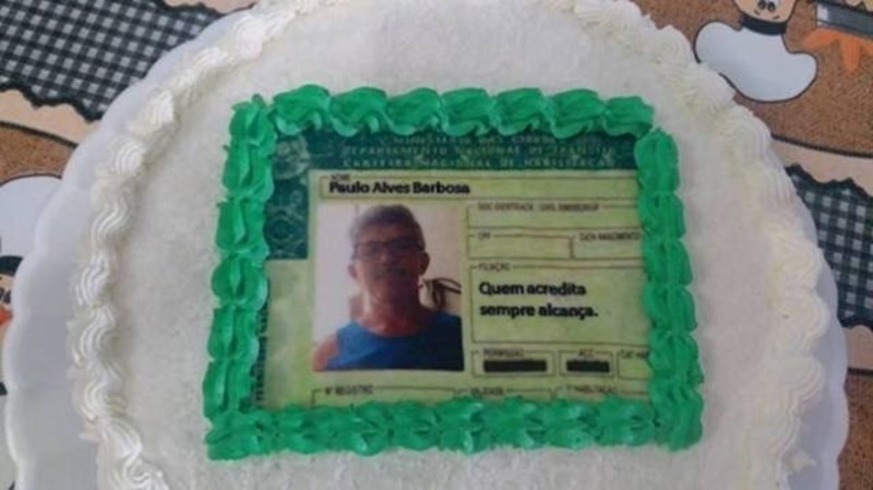 Ovaj muškarac je 13 puta pao na vozačkom ispitu. Obitelj mu je za utjehu napravila tortu s vozačkom.