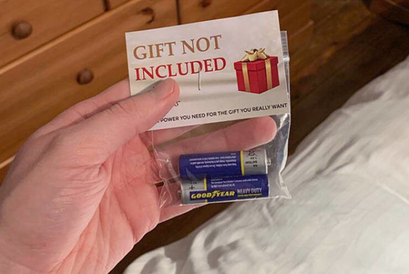 6. Prošle sam godine zaboravio nećakinji kupiti baterije uz igračku. Ove mi se godine osvetila.