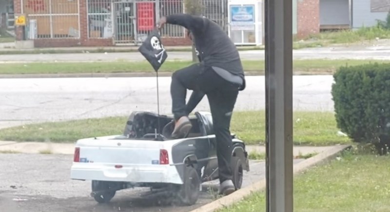 Netko je uočio tipa koji se vozi u skroz sumanutom autiću, snimka je odmah postala viralna