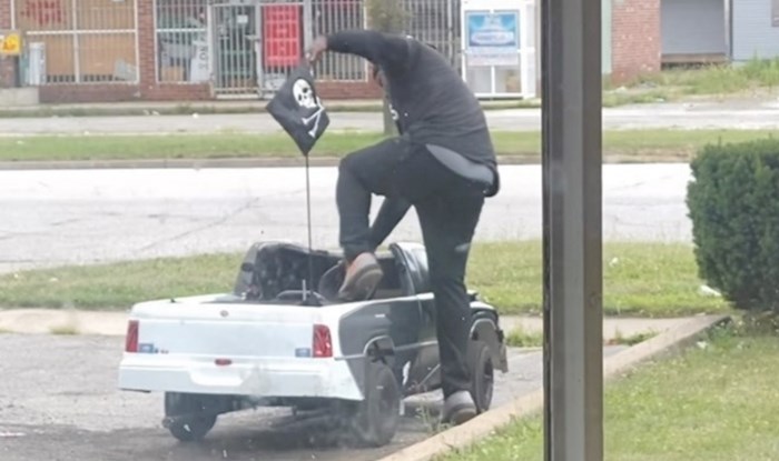Netko je uočio tipa koji se vozi u skroz sumanutom autiću, snimka je odmah postala viralna