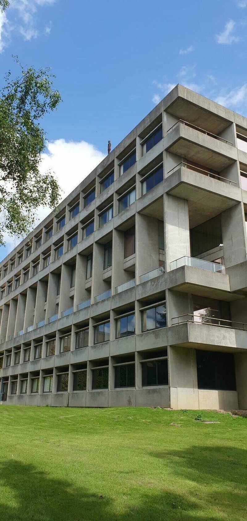 2. Ovo nije čovjek koji planira počiniti suicid, nego skulptura na krovu mojeg sveučilišta