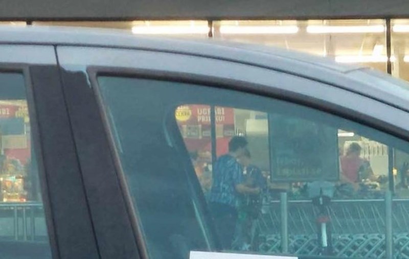 Žena je na auto zalijepila urnebesno upozorenje za druge vozače, fotka je odmah postala hit
