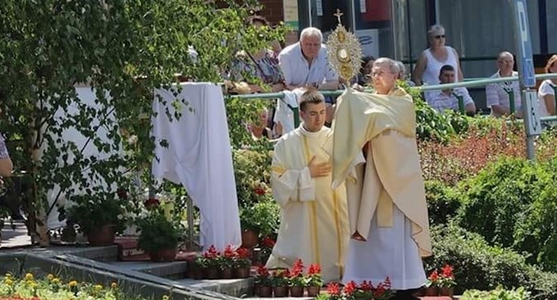 Fotka misnog slavlja negdje u Poljskoj obišla je cijeli svijet, obavezno morate vidjeti ovaj hit