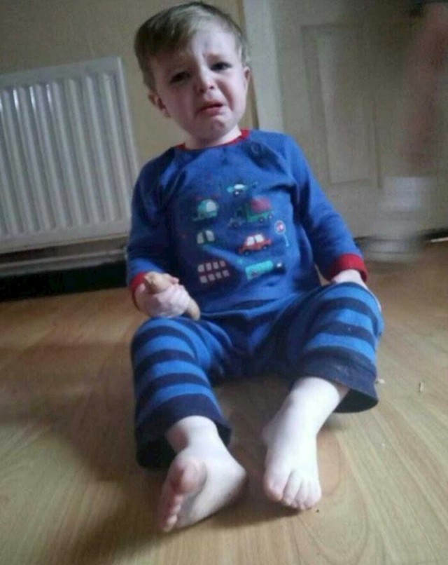 8. Rasteže ovu hrenovku već dva sata nakon večere, a kad sam mu je pokušala uzeti rasplakao se. Kaže da ju želi samo držati.