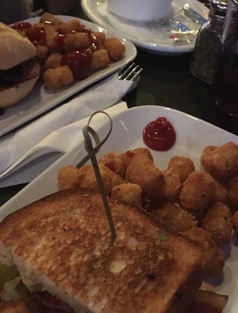 13. Neki ljudi vole proliti umak po hrani, dok ga drugi stave sa strane