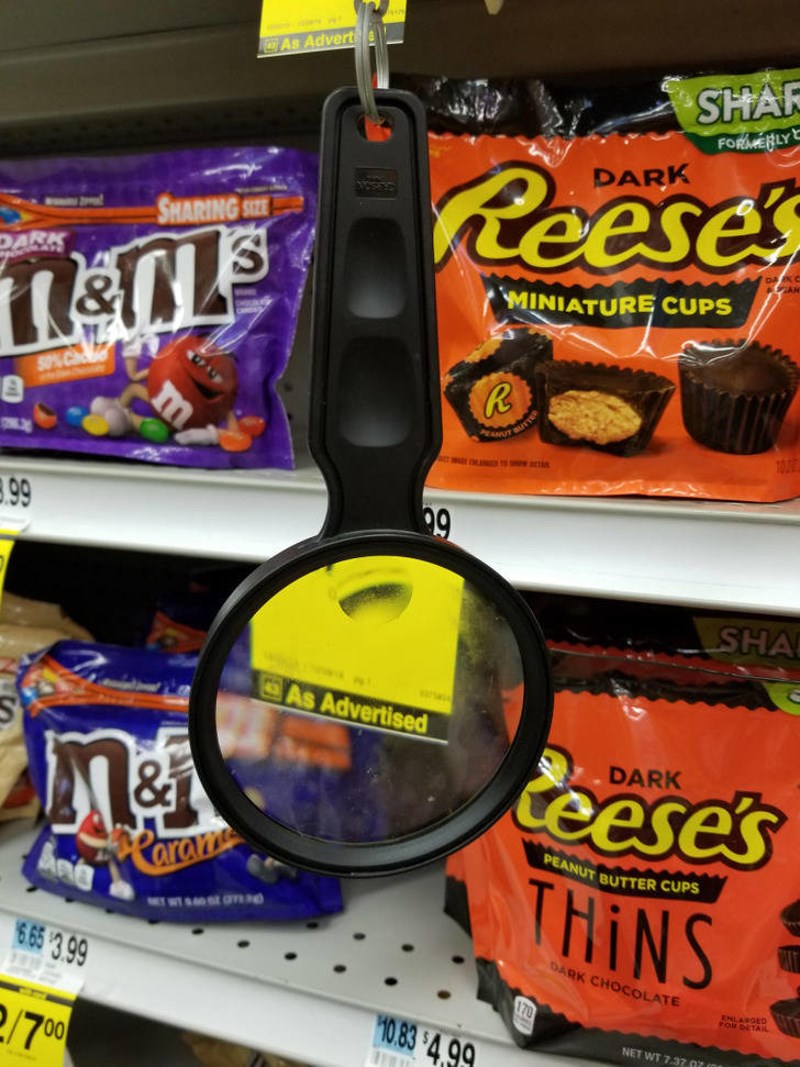 11. Povećalo ispod police u dućanu savršeno je za ljude koji su zaboravili naočale kod kuće