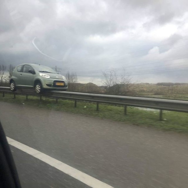 22. Auto koji misli da je skateboard