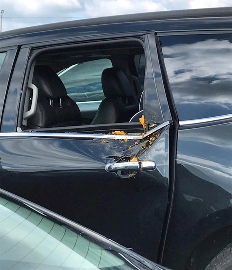 5. Netko im je pogodio auto bundevom