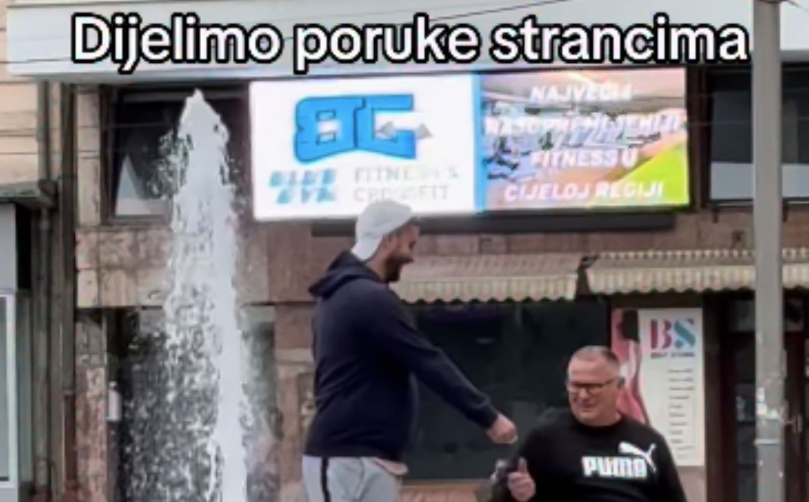 Tipovi su u Osijeku slučajnim prolaznicima podijelili bizarne poruke, njihove reakcije su urnebesne