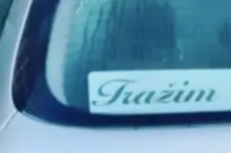 Žena je na automobil zalijepila poruku za slobodne muškarce i nasmijala cijeli Balkan, fotka je hit