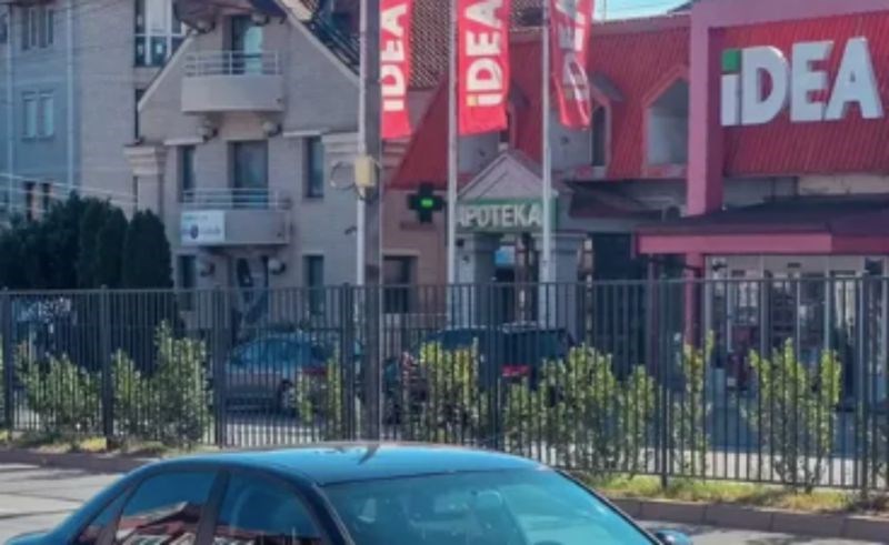 Prolaznik je na parkiranom autu uočio bizaran natpis i morao ga odmah svima pokazati, fotka je hit