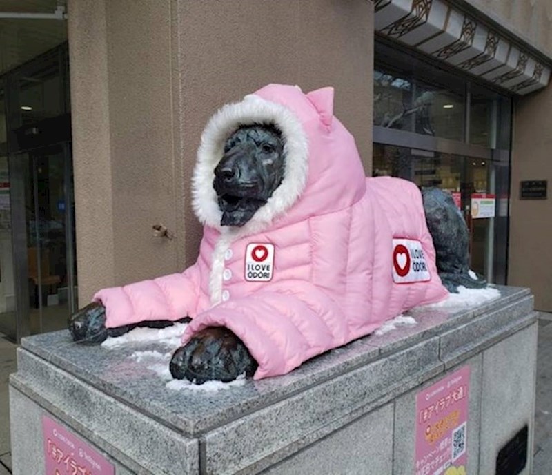 14. Netko je obukao ovom kipu psa kaputić da se ne smrzne🥰