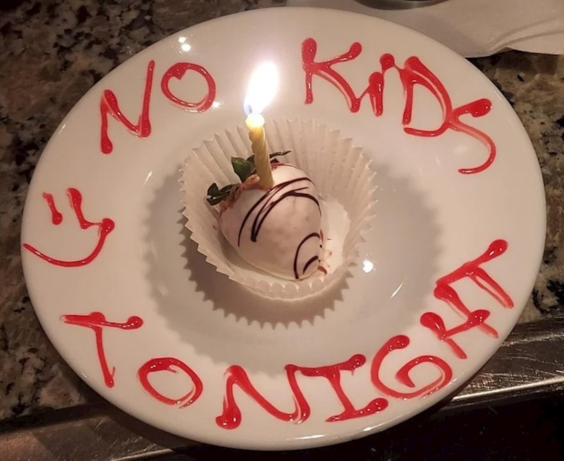 12. Konobar u restoranu pitao je bračni par slave li večeras nešto posebno pa im donio ovako ukrašen desert.