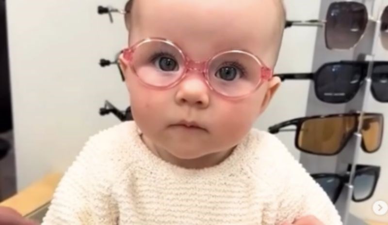 Beba je dobila naočale i prvi put jasno vidjela svijet, dirljiva snimka raznježila je čitav internet