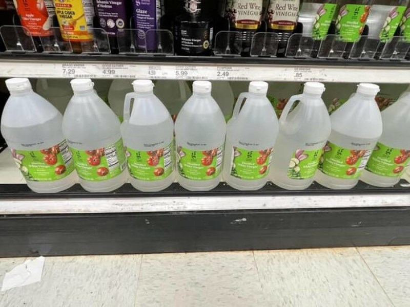 4. Sve boce imaju različitu razinu tekućine premda niti jedna nije otvorena niti probušena