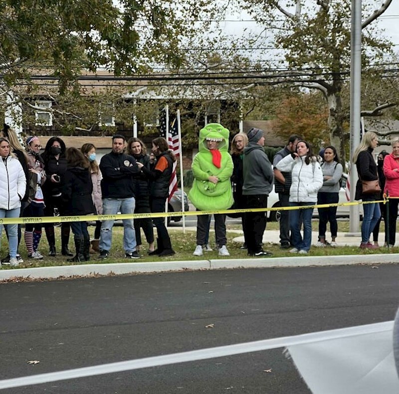1. Ovaj smotani tata je mislio da se svi moraju maskirati za školsku povorku, a ne samo djeca