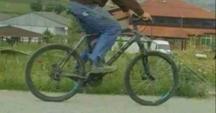 Vozač je prolazeći kroz selo primijetio čudnu scenu, nećete vjerovati što biciklist nosi na leđima
