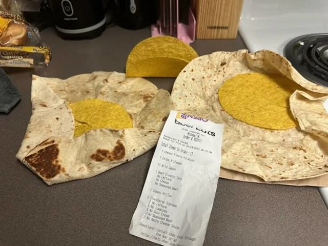 1. Cura je slučajno naručila tortilje i tacose bez nadjeva, umjesto s duplim nadjevom