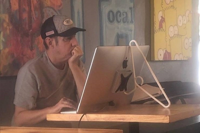 9. Jeftina alternativa za skupi Appleov držač