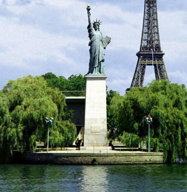 16. U Parizu postoji manja verzija poznatog Kipa slobode