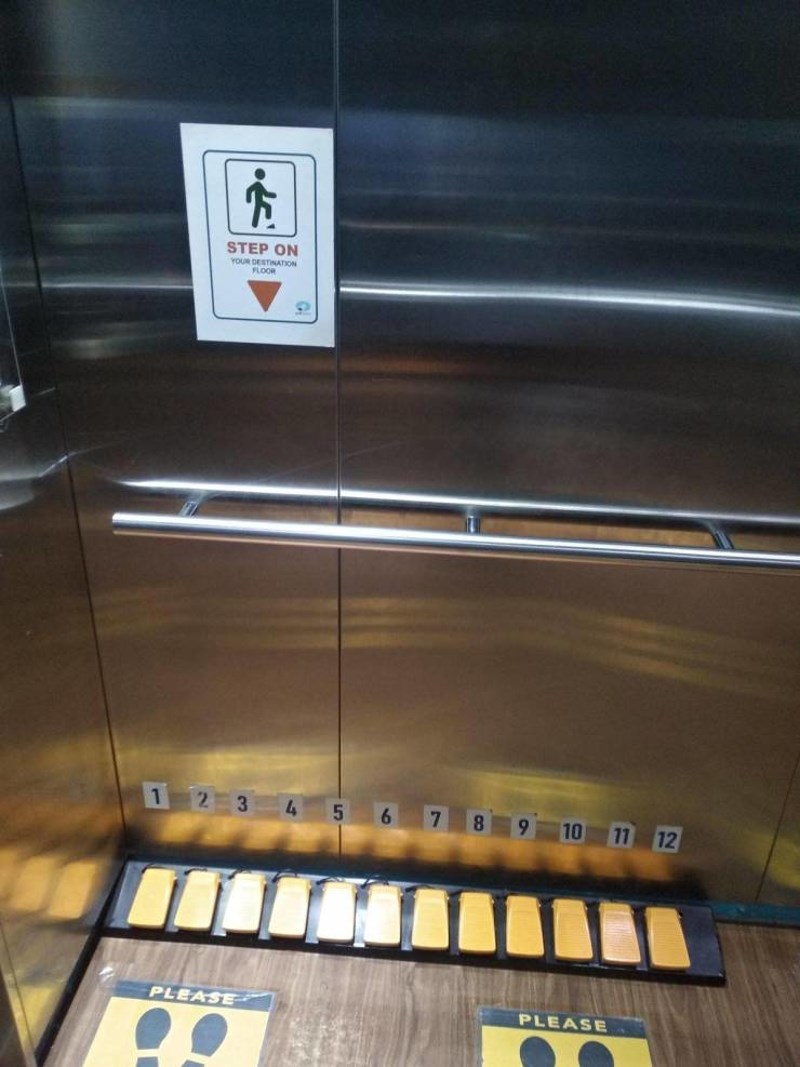 2. Dizalo čije tipke stišćete nogama